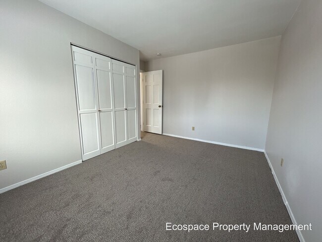 Building Photo - Four Bedroom House in the Smoky Hill neigh...
