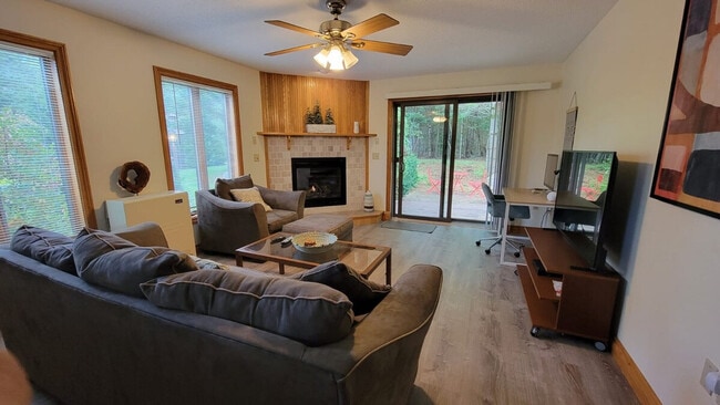 Building Photo - 140 Paquette Cir