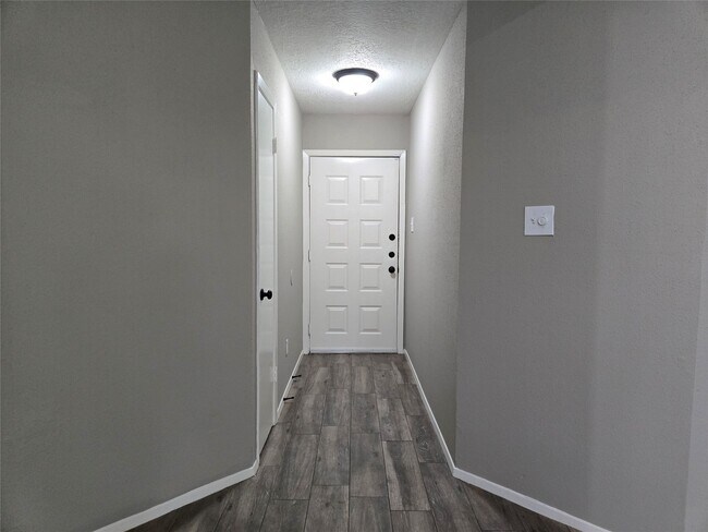 Building Photo - 24015 Farm Hill Dr