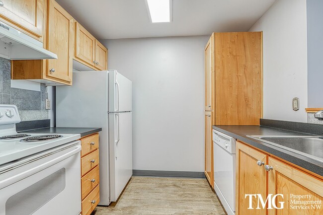 Building Photo - 2 Bed 2 Bath Downtown 3rd Floor Condo Wate...