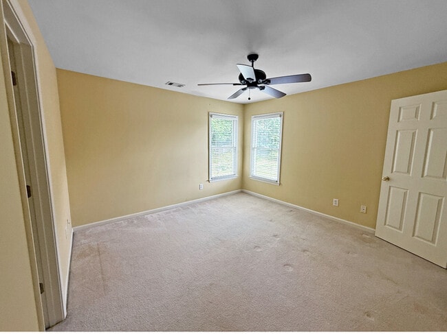 Building Photo - 805 Yosemite Dr NW