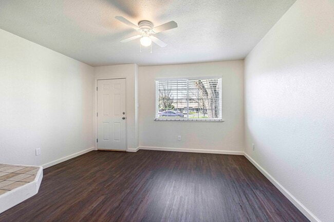 Building Photo - Spacious 2 bedroom / 1 bath renovated home...