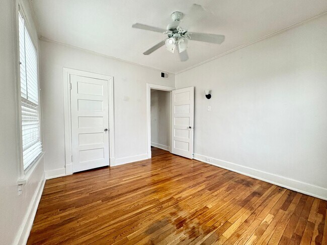 Building Photo - Top-Floor 2 Bedroom Condo in Gated Community with Huge Balcony & Elegant Marble Bath