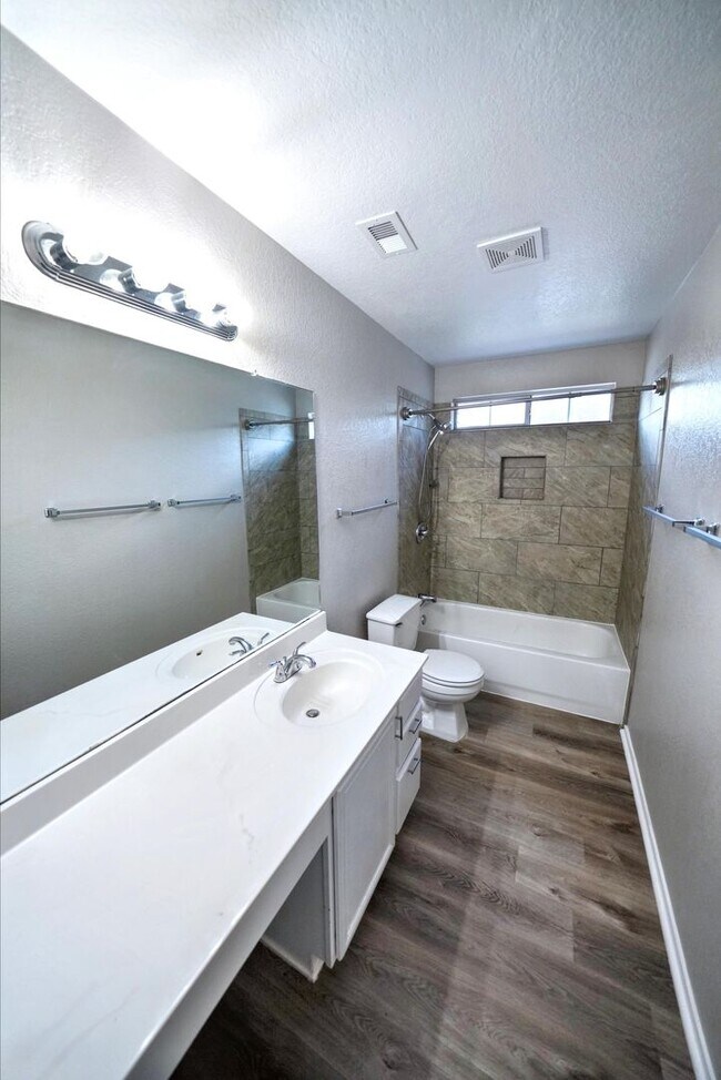 Building Photo - Stunning 4-Bedroom, 2.5-Bathroom Home in L...