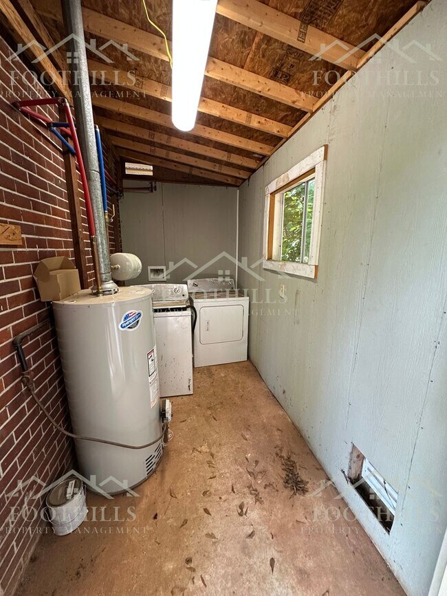 Building Photo - Live Steps Away from Anderson University –...