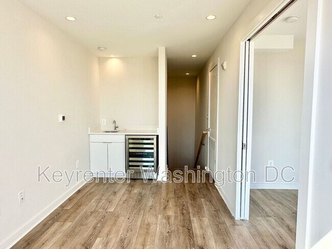 Building Photo - 1460 Belmont St NW