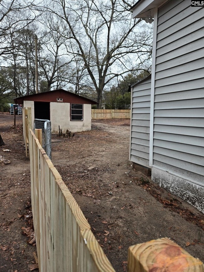 Building Photo - 641 Brooks Ave