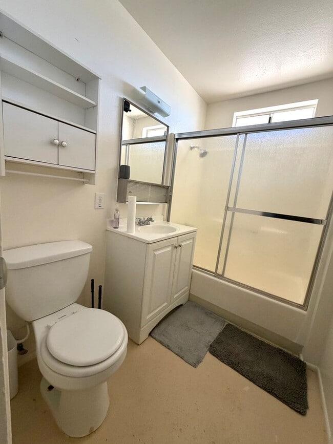 Building Photo - Cozy 1 Bedroom 1 Bathroom with Great Views