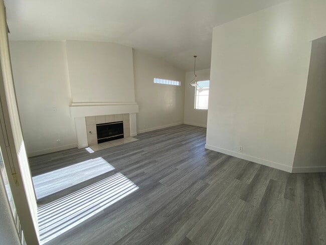 Building Photo - 1 Bedroom Condo - W Tropicana/Decatur - 2n...