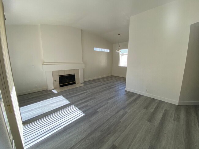 Building Photo - 5155 W Tropicana Ave