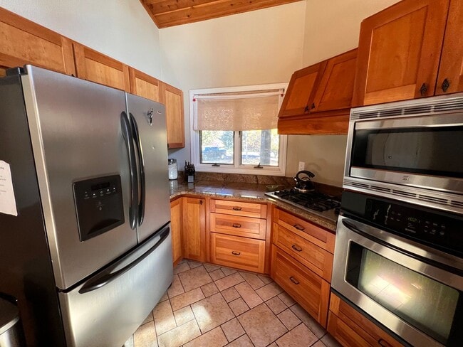 Building Photo - Partially Furnished Move In Ready Gorgeous Home In The Country Club