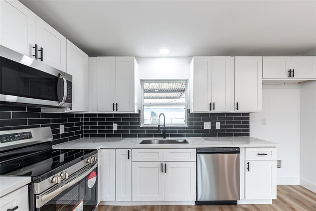 Building Photo - 8658 Sonneville Dr