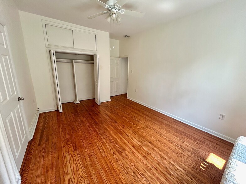 Building Photo - 2803 W Queen Ln