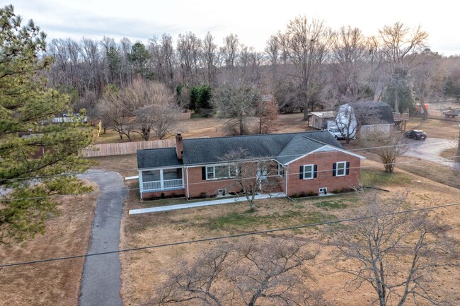 Building Photo - Remodeled 5 Bedrooms, 3 Full Baths