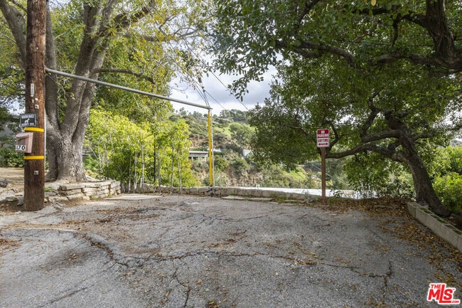 Building Photo - 2470 Zorada Dr