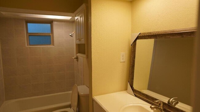 Building Photo - 188 Oakhurst Dr