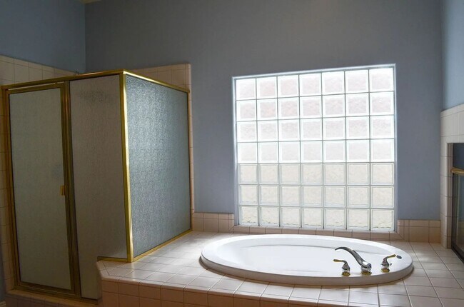 Building Photo - Spacious Riverlakes Golf Course Home with Pool, Spa & 3-Car Garage