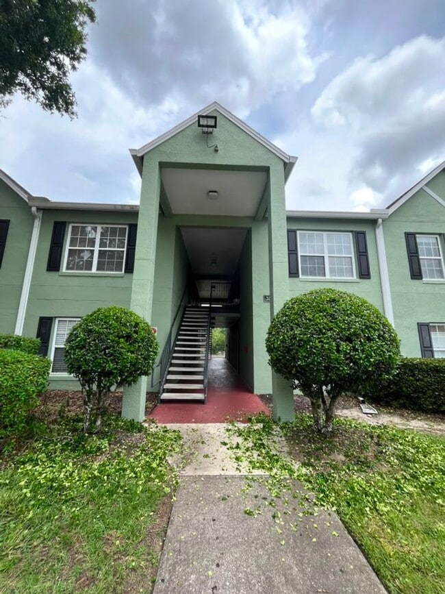 Building Photo - 2025 Dixie Belle Dr