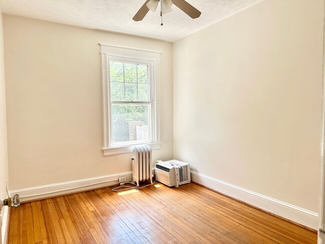 Building Photo - 4 Bed + 2 Bath - Pets Welcome! Parking!