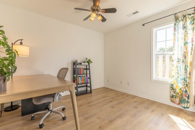 Building Photo - READY SOON! Beautifully Updated 3BR/2BA Ho...