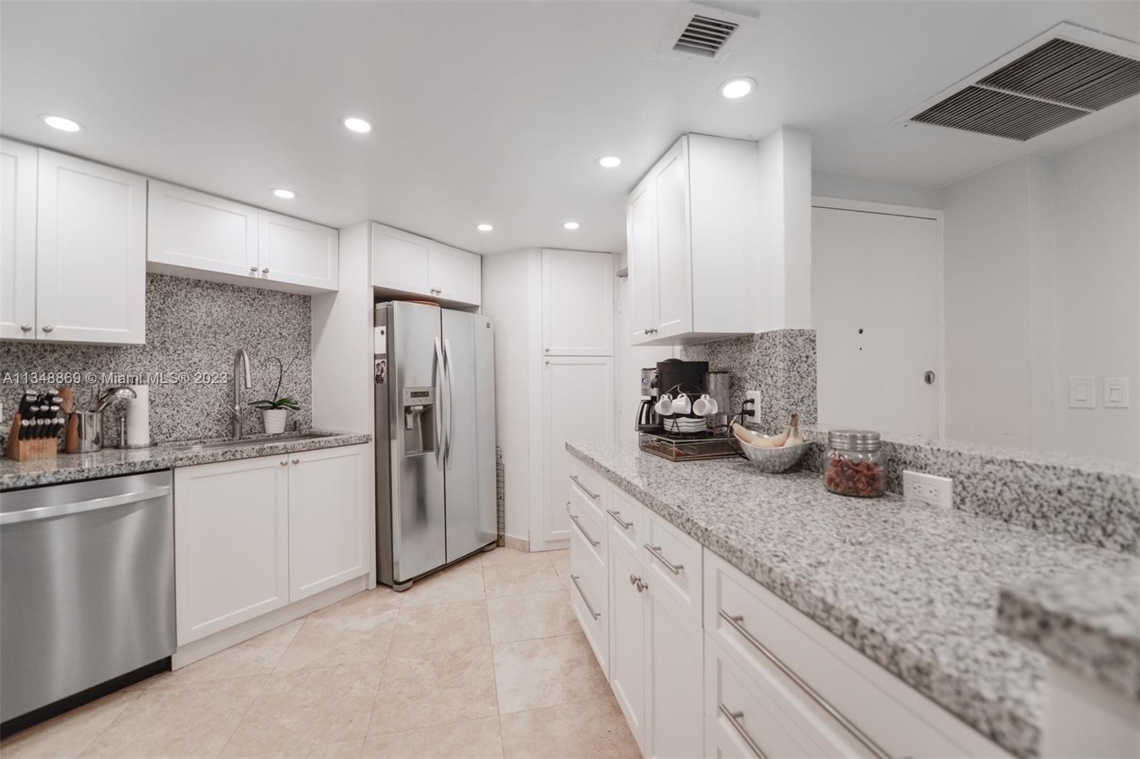 Building Photo - 905 Brickell Bay Dr