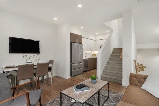 Building Photo - 2Bd/1.75Ba Seattle Townhouse