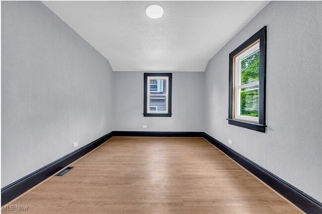 Building Photo - 3186 E 137th St