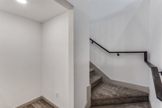 Building Photo - 1423 Lamb Dr