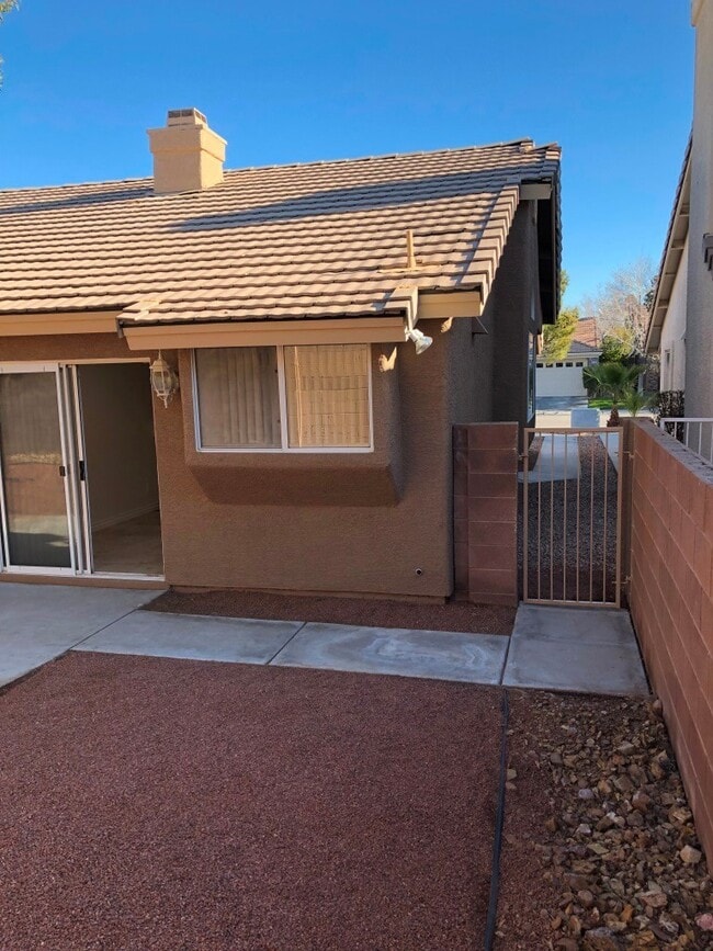 Building Photo - Beautiful Single Story Home