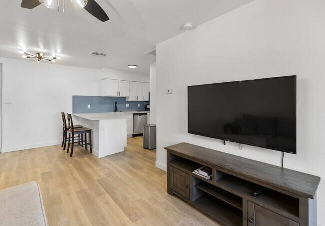 Building Photo - One Bedroom One Bath in Phoenix!