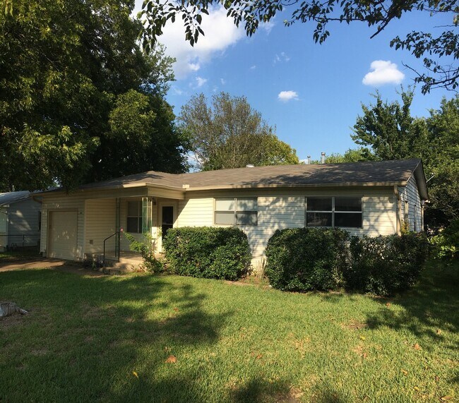 Building Photo - 2 WEEKS FREE RENT + $1,295 - Country living in the heart of Copperas Cove!
