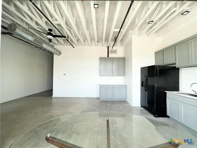 Building Photo - 301 N LBJ Dr