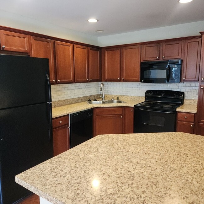 Building Photo - APPLICATION PENDING-3 Level Townhouse For ...