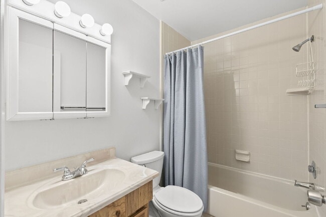 Building Photo - Condo For Rent in North Oaks!