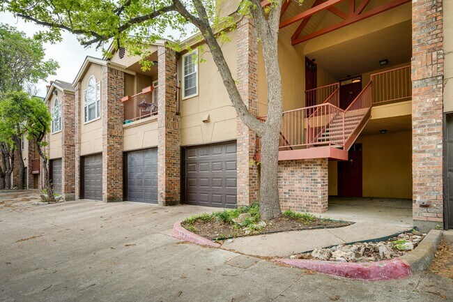 Building Photo - Pointe  360 222 - Go West - 2222 / 360 - Hill Country Paradise - 2bd / 2ba - Garage  - Pool - Nat...