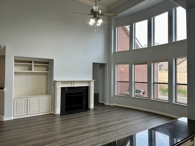 Building Photo - 928 Falcon Dr