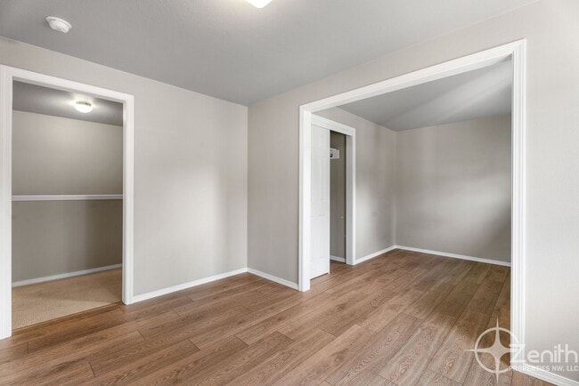 Building Photo - HALF OFF 2ND MONTHS RENT! Fully Updated 4 ...