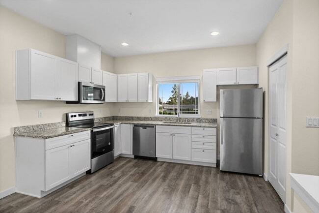 Building Photo - Pinnacle Landing Townhomes - Two Bedroom Townhouse