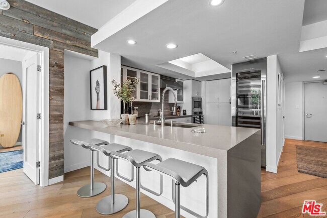 Building Photo - 13700 Marina Pointe Dr