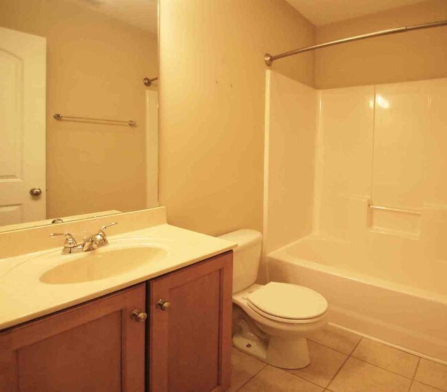 Building Photo - 2 BR Condo Located in Cornerstone. 5 Min t...