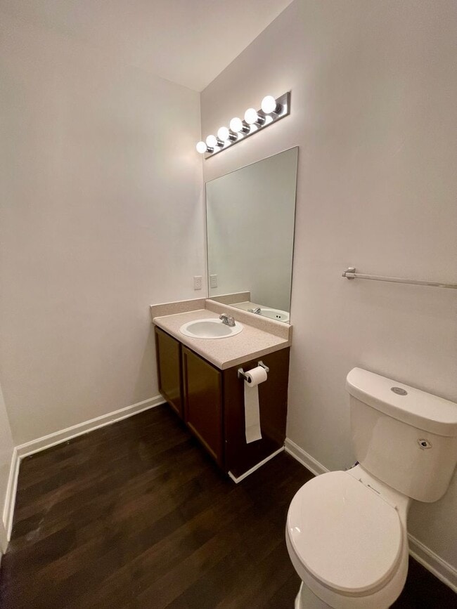 Building Photo - Newly Renovated 3 Bedroom Condo at a GREAT Price!