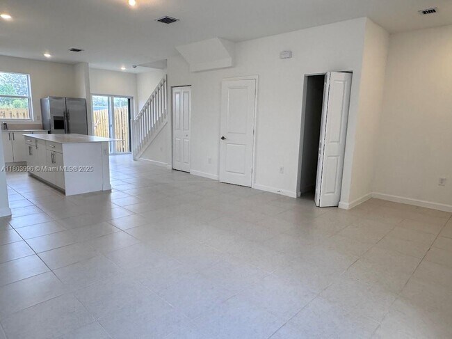 Building Photo - 1182 W Palm Ter