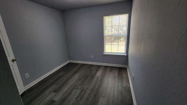 Building Photo - 385 Brookview Dr