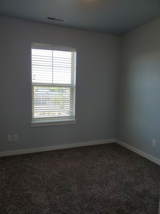 Building Photo - 8779 W Pine Valley Ln