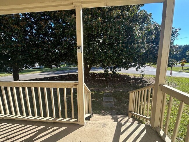 Building Photo - 1136 Broad St