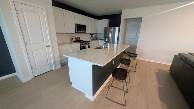 Building Photo - 2151 Charming Ave