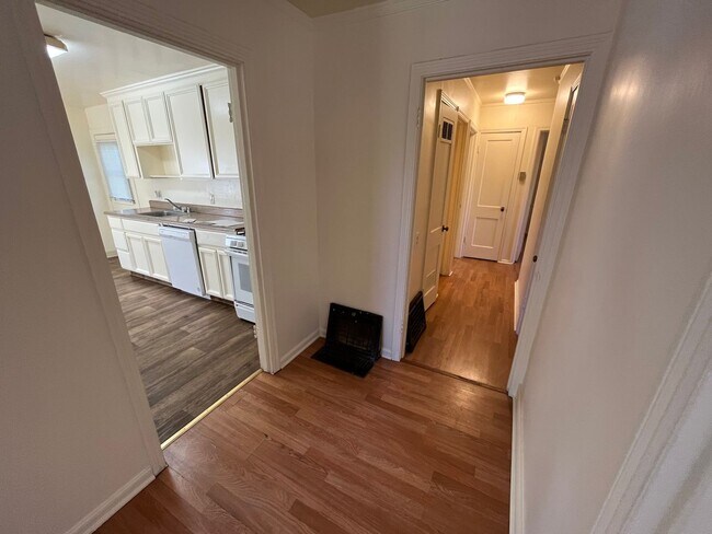 Building Photo - Great Student Housing.  3bd (Has been converted to 4 bedroom in past) 3bath house a block and a h...