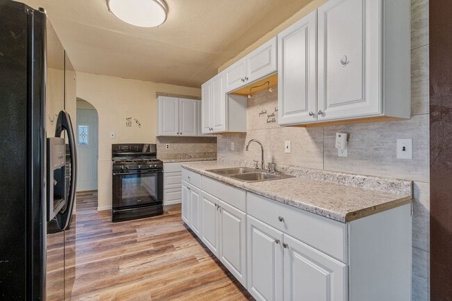 Building Photo - Your Timeless Haven in St. Paul for $2,599/month! $250 OFF 1st MONTH!