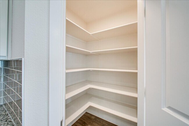 Building Photo - Beautiful 5 Bedroom Home in Nampa, Great Location!