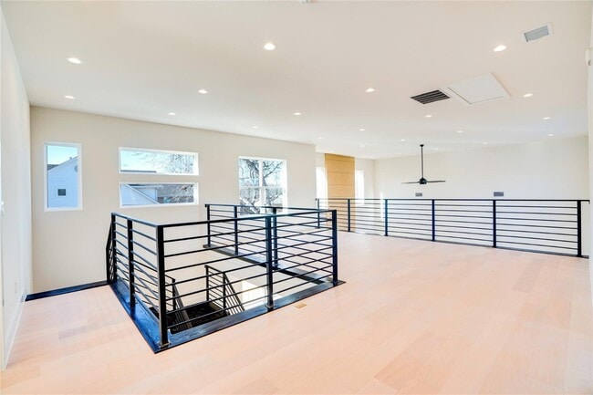 Building Photo - Open concept home with luxury finishes